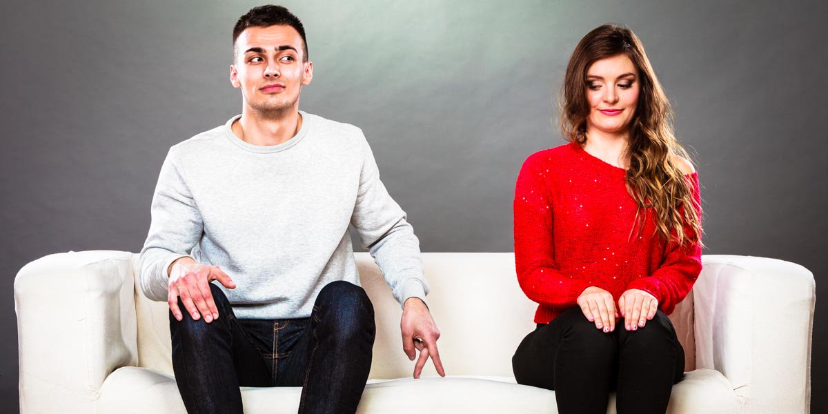 casal-abordagem-sofa-timidez-vermelho